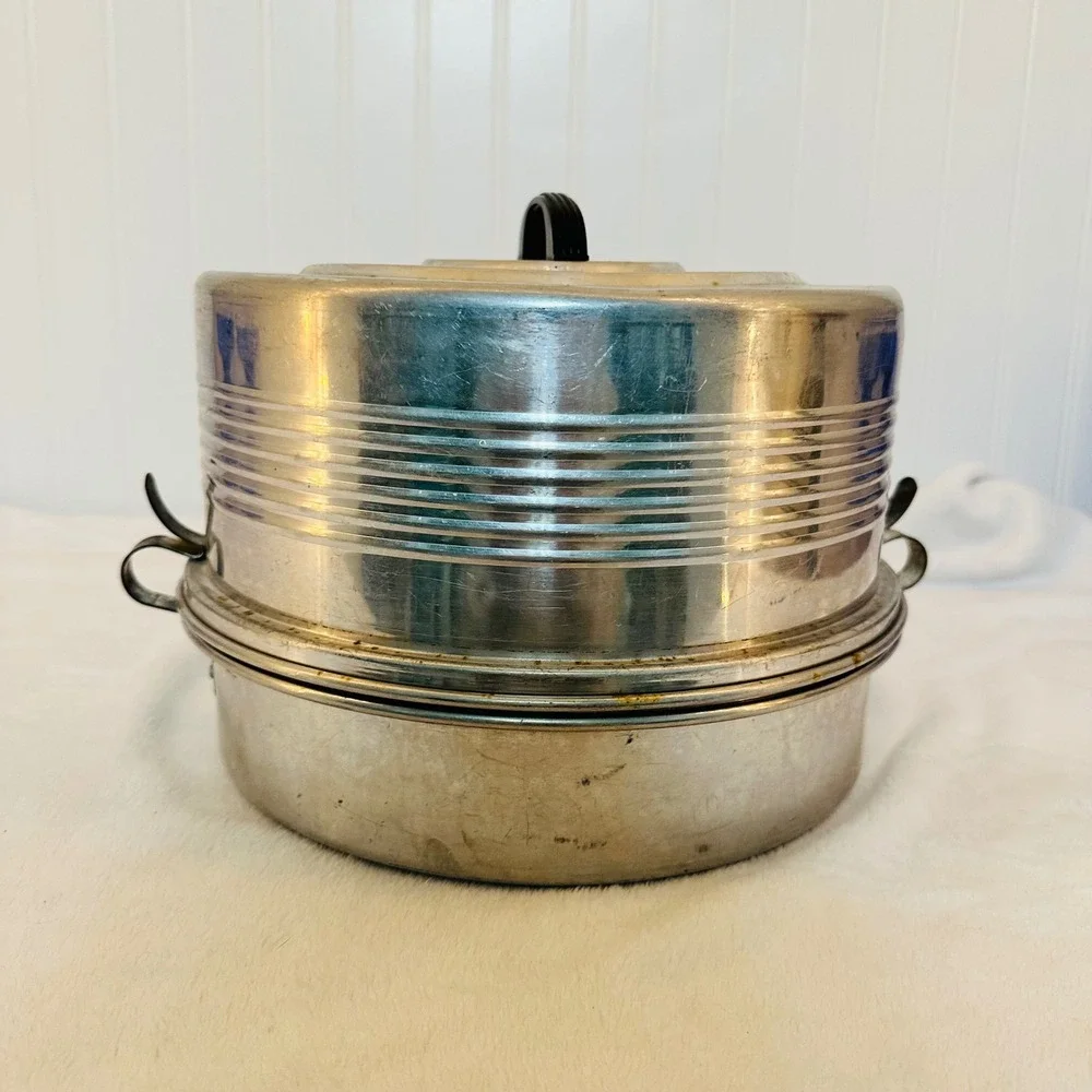Regal‎ Cake Saver Carrier Vintage Silver Good Aluminum Mid Century Locking Lid